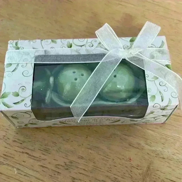 Kate Aspen Two Peas in A Pod Ceramic Salt and Pepper Shakers - Picture 1 of 3
